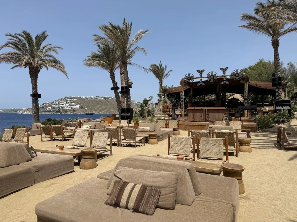 Cele mai scumpe baruri de pe plajele din Europa: consumație minimă de 1.500 de euro