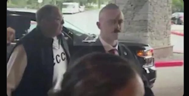 Primul oficial rus important care a ajuns în Alaska a purtat un tricou cu URSS | VIDEO