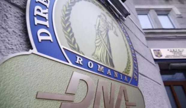 DNA trimite în judecată doi inspectori de la Vama Brașov, care au plecat cu haine de la firma pe care o controlau