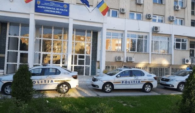 Un tânăr din Calafat s-a îmbătat, a intrat cu mașina în curtea Poliției din Craiova și a distrus șase autospeciale