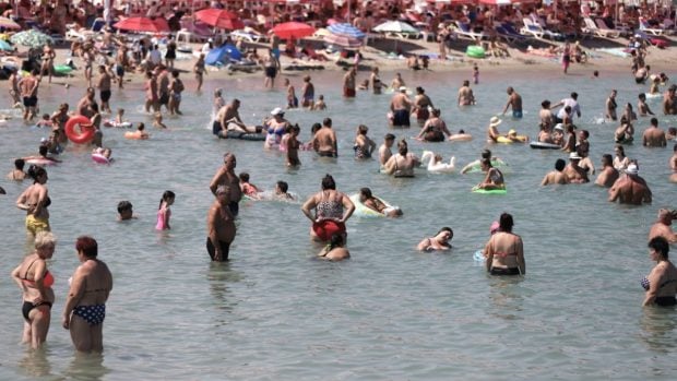 Un sejur la mare este cu 60% mai ieftin, până în 30 septembrie. Hotelierii români sunt supăraţi că începe școala