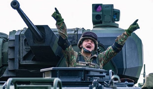 Cum folosește armata americană influencerii pentru a recruta noi soldați din Generația Z. La noi a încercat să-i înroleze Selly