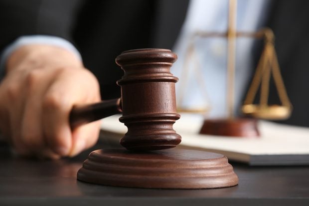 Condamnat cu executare de două ori pentru înșelăciune, fiul unui fost judecător scapă de procesul de corupție pentru că s-au prescris faptele. Parcursul dosarului