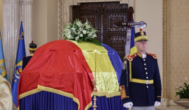 Funeralii de stat pentru Ion Iliescu. Sicriul fostului președinte a fost depus la Palatul Cotroceni, unde românii îi pot aduce un omagiu