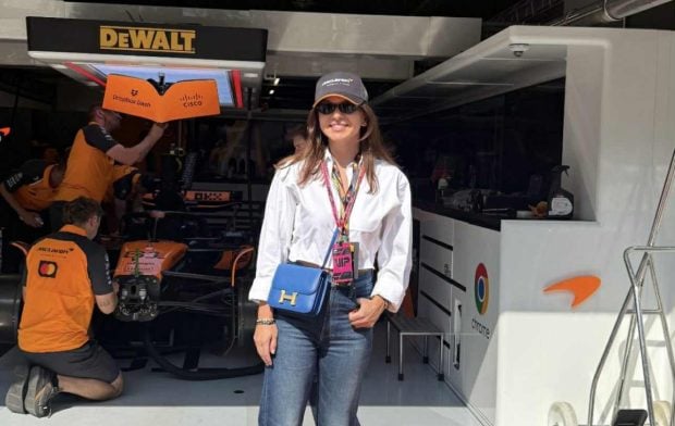 Cât costă geanta albastră Hermes purtată de Simona Halep la Formula 1 din Ungaria. A călătorit acolo cu avionul privat