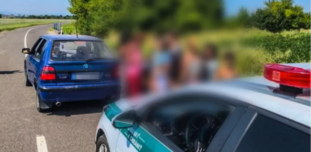 O Škoda Felicia i-a uimit pe polițiștii din Slovacia: au încăput în ea 18 persoane și era condusă de un șofer fără permis