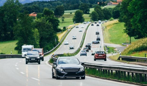 Șofer beat cu 220 km/h pe autostradă, pasagerul, mai beat, a blocat etilotestul când a suflat în el