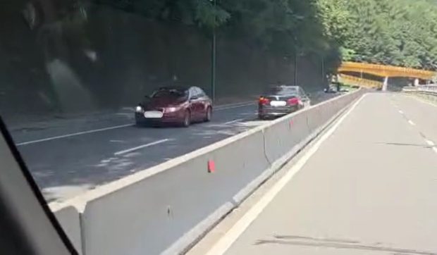 Șofer pe contrasens pe DN1, la ieșirea din Sinaia spre București, filmat cu camera de bord: „N-ai cum”