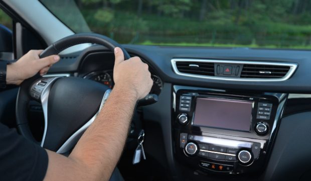 Un șofer Uber din Timișoara a făcut accident în timp ce pipăia o clientă de 19 ani