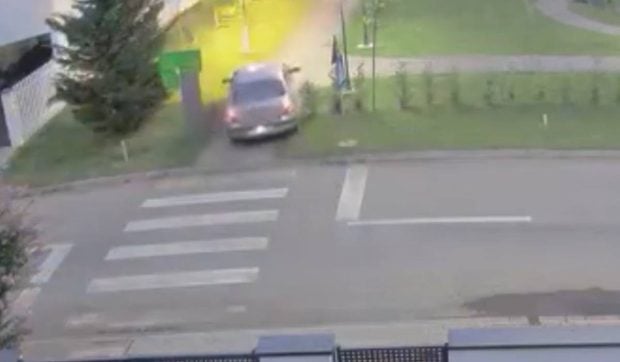 Un șofer a intrat cu mașina pe aleea pietonală dintr-un parc din Timiș urmărind bicicliștii. Poliția l-a identificat și sancționat