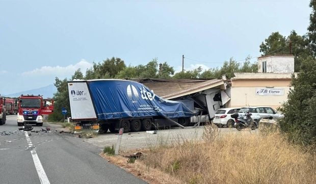 Un șofer român de TIR a încercat disperat să salveze viața unui designer italian celebru care a apărut pe contrasens chiar în fața lui