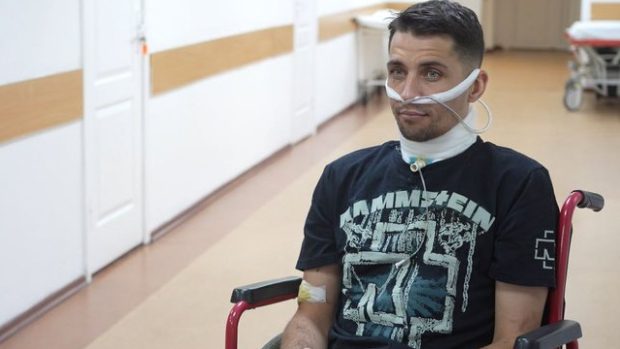 Soldatul ucrainean cu gâtul tăiat de ruși supraviețuiește 5 zile, după ce a fost aruncat într-o groapă plină de cadavre: „Nu poate vorbi, dar a scris totul în jurnalul lui”