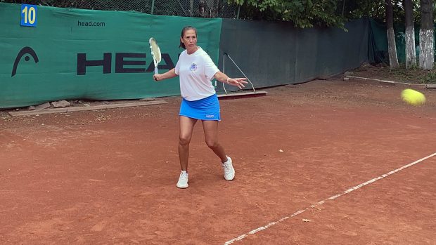 Povestea Sorinei Ceoltei, o carieră promițătoare în tenis, frântă de o accidentare: „Nu puteam să mai strâng pumnul”. A rămas pe teren pentru a antrena copii