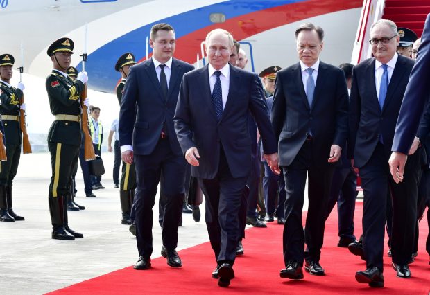 Vladimir Putin a ajuns în China, într-o vizită rară de patru zile. Liderul de la Kremlin, primit cu covor roșu I VIDEO