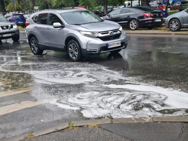 De ce se umplu de spumă străzile din București, când plouă. Expert: „Semn de poluare masivă cu detergenți toxici din atmosferă”