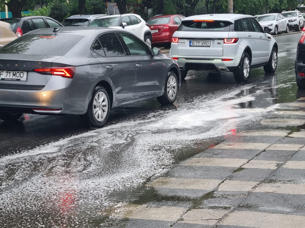 Ploaia dezvăluie secretele murdare ale Bucureștiului: șiroaie de spumă albă și poluare chimică în aer! 1 spuma alba dupa ploaie laura macavei 4