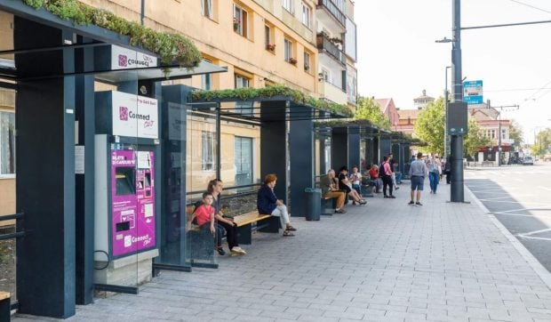 O femeie a fost lovită fără motiv într-o stație de autobuz din Cluj: agresoarea a ajuns la psihiatrie
