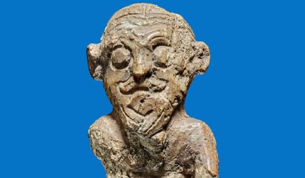 Primul „portret” al unui viking, descoperit în Danemarca pe o figurină din fildeş, diferă de imaginea consacrată. Ar putea fi un celebru rege