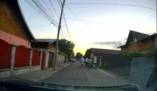 Se joacă barbut și blochează regulat o stradă din Ploiești. Un șofer i-a filmat în timp ce se chinuia să-i ocolească