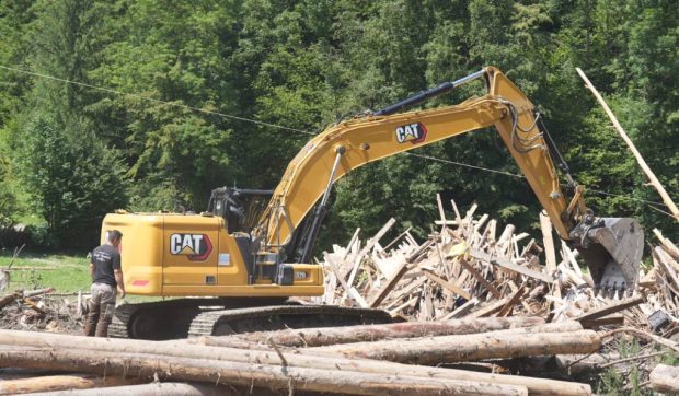 Dezastrul de la Broșteni atrage escrocii. Primăria avertizează „Nu trimiteți bani oricui, doar pe baza unei postări pe rețelele sociale”