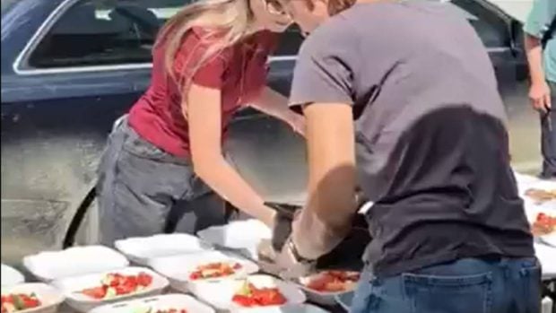 Susținătorii lui Călin Georgescu veniți la Broșteni au vrut să mănânce mâncarea pregătită de voluntari pentru salvatori