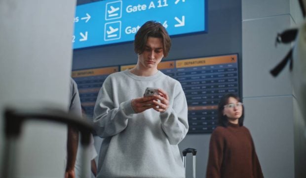 Un adolescent a fugit de lângă părinți, s-a strecurat pe lângă angajații din aeroport, s-a urcat în zborul greșit fără bilet și a ajuns în Italia
