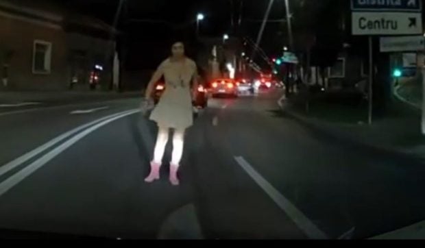 O tânără din Cluj a fost filmată când sare pe capota unei mașini și îi zâmbește dubios șoferului