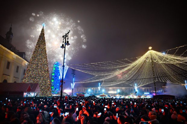 Pregătiri pentru Crăciun, după scumpiri, la Sibiu: vizitatorii vor putea veni cu mâncarea de acasă la Târgul festiv din Piața Mare