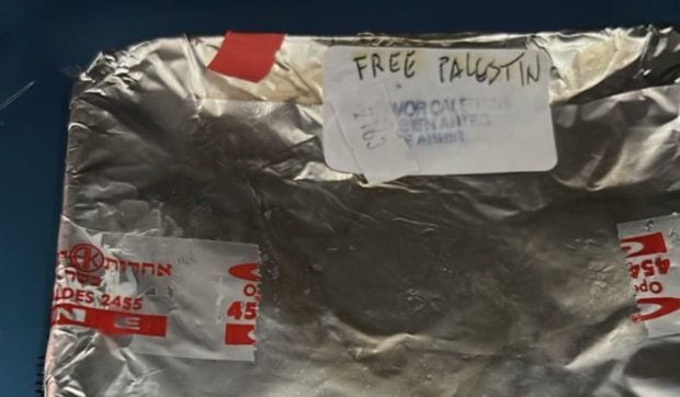 Tăvi cu mâncare cu mesajul „Free Palestine”, servite pasagerilor evrei în timpul unui zbor Iberia