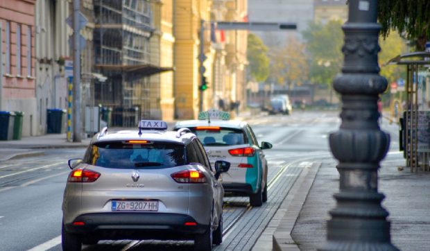 O turistă a plătit 1.500 de euro pentru o cursă cu taxiul de 1,5 km și a rămas fără bani pentru restul călătoriei prin sudul Europei
