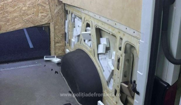 Sute de telefoane mobile, descoperite de Poliția de Frontieră în pereții unui microbuz înmatriculat în Ucraina. Bunurile valorau de 14 ori mai mult decât vehiculul