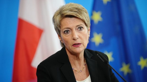 Rareori un telefon a provocat atâta agitație în politica elvețiană. Culisele scandalului dintre Donald Trump și Karin Keller-Sutter