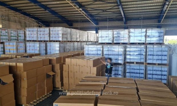 Polițiștii din Portul Constanța au deschis un container cu role de hârtie din Emiratele Arabe și au găsit marfă de 20.000.000 de lei pentru piața neagră
