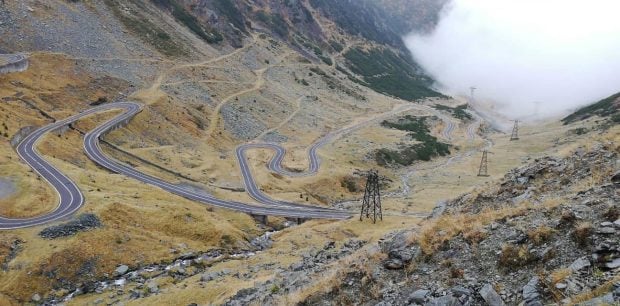 Transfăgărăşanul se închide vineri, 29 august. 120 de mașini Porsche blochează drumul timp de 3 ore