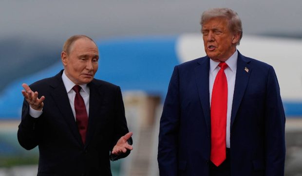 Donald Trump l-a aplaudat pe Vladimir Putin, i-a zâmbit și a dat mâna cordial cu președintele rus, în Alaska