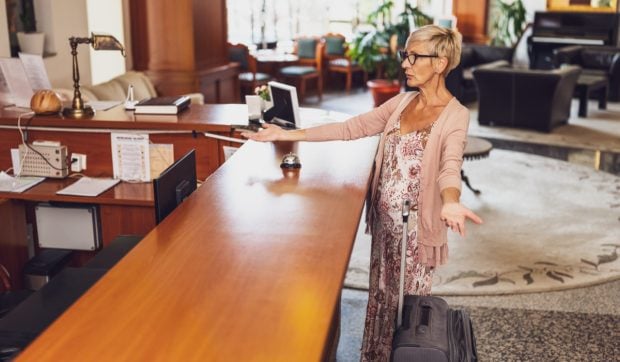 Turiști români dați afară din hotel, deși au plătit vacanța: scandal cu una dintre cele mai vechi agenții de turism din România