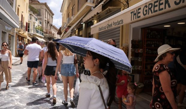 Cel mai vechi cartier al Atenei, amenințat de Airbnb și selfie-uri. Măsuri împotriva supraturismului: „înainte să fie prea târziu”