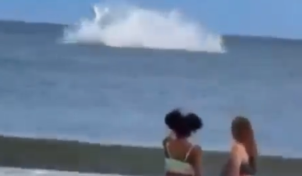 Momentul în care un avion se prăbușește în mare, filmat de turiștii speriați de pe plajă