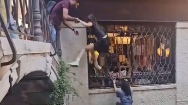 Gondolă răsturnată în Veneția, turiștii fac baie involuntară, după ce unul a vrut să-și facă un selfie: „Nu vor mai lua gondola tot restul vieții” | VIDEO