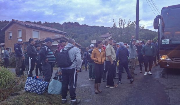 50 de români plecați din Satu Mare la cules de struguri în Franța s-au rătăcit într-un sat de lângă Lyon: „La ora 6 dimineața, asta e o surpriză”