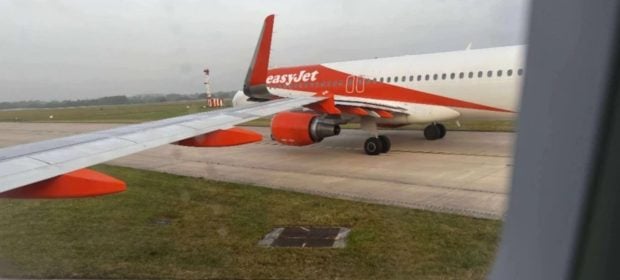 Două avioane și-au ciocnit aripile pe aeroportul din Manchester, iar zborurile au fost suspendate o vreme: „Ne-am năruit pe pistă”