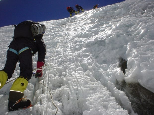 Urcarea pe Everest a devenit atât de aglomerată încât Nepal deschide 100 de vârfuri montane noi pentru alpiniști