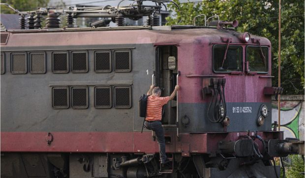 CFR Brașov vrea să dea la fier vechi zeci de vagoane pentru 5.300 de euro