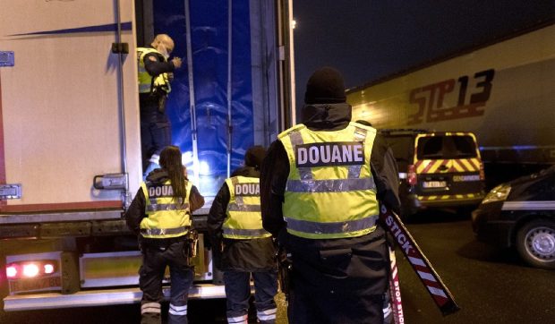Cum au încercat traficanții să recupereze de la un șofer român de TIR cocaina pe care i-au dat-o să o ducă în Italia