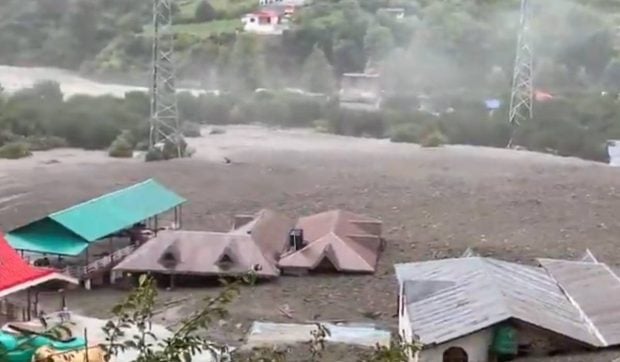 Imagini înfricoșătoare cu alunecările de teren din India, după ruperea de nori: un pelerin a murit, 1196 de credincioși blocați au fost salvați VIDEO