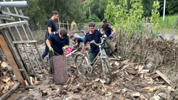 Stare de alertă în comuna Borca, județul Neamț, din cauza buștenilor și cadavrelor de animale aduse de viitură