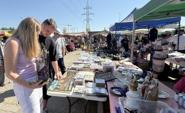 Cum ajung viniluri de zeci de ani să valoreze sute de lei în târgul de vechituri din București: „Uite, frate, ăsta e original Electrecord!”