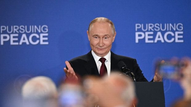 Vladimir Putin e fericit că a fost reabilitat diplomatic de Donald Trump și nu mai negociază pacea, atacă Ucraina și vrea capitularea Kievului