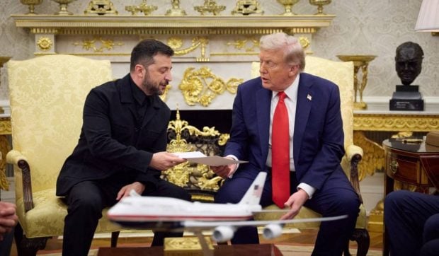 Cadoul pe care Zelenski i l-a făcut lui Donald Trump, în timpul vizitei la Casa Albă. Ce a primit la schimb de la președintele american
