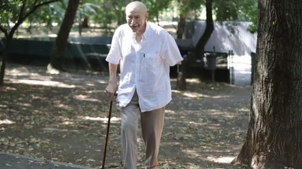 Victor Rebengiuc, la 92 de ani, surprins de fotoreporterul Libertatea în Cișmigiu: „5 lei costă o poză cu mine! Ai mărunt?”